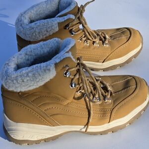 Highland Creek Tan Faux Fur Lined Lace Up Snow Boots Slip Resistant 10M